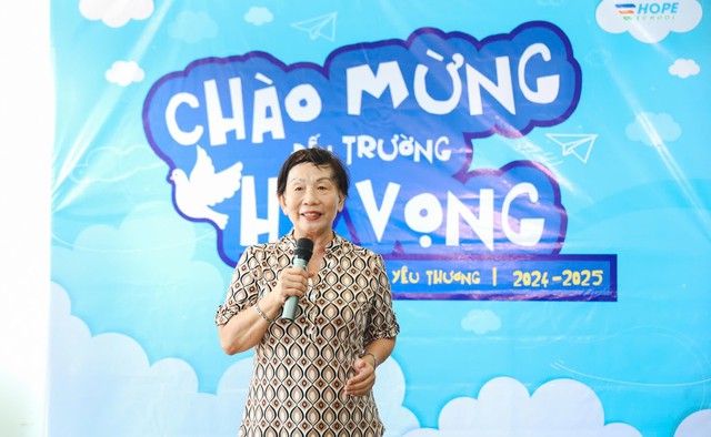 Bà Trương Thanh Thanh, Thành viên Hội đồng sáng lập, Giám đốc Trách nhiệm xã hội FPT chia sẻ tại buổi lễ chào mừng học sinh mới