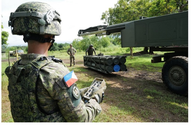 Tập trận gần Biển Đông, Mỹ khai hỏa loại vũ khí 'đình đám' trên chiến trường Ukraine- Ảnh 1.