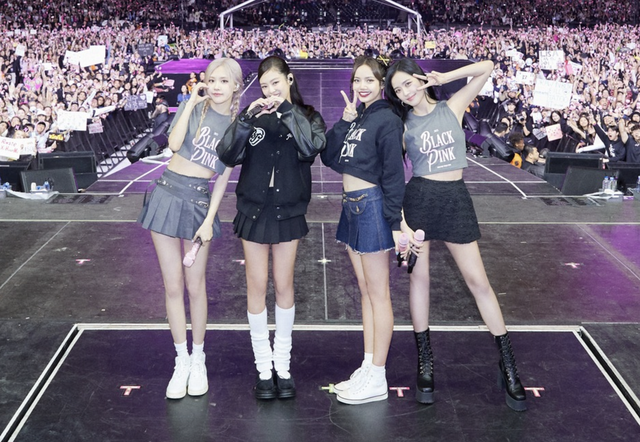 BlackPink đội nón lá, đeo khăn rằn tại buổi ký tặng fan- Ảnh 1.