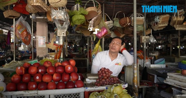 Quang Thắng ngủ gật trong lúc bán trái cây