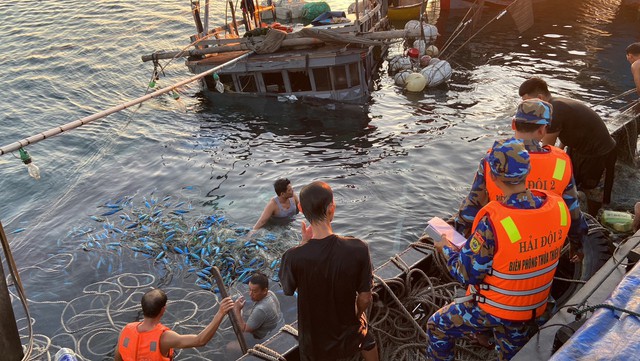 Tàu cá chìm sau va chạm với tàu hàng, 11 ngư dân được cứu- Ảnh 1.