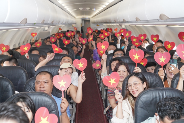 Rực rỡ cờ đỏ sao vàng mừng kỷ niệm Quốc khánh 2.9 trên các chuyến bay Vietjet- Ảnh 1.