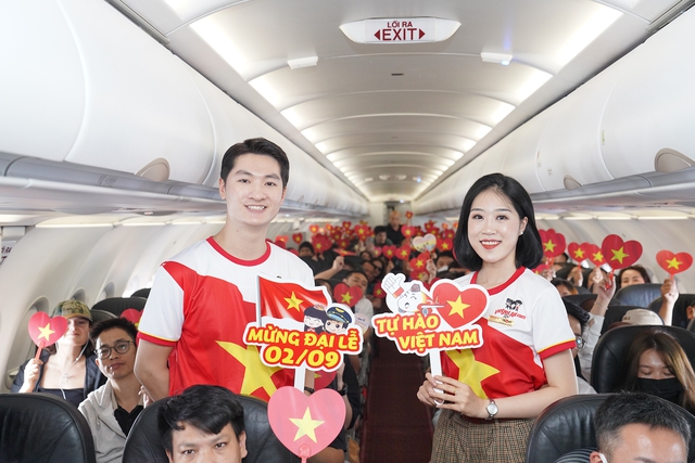 Rực rỡ cờ đỏ sao vàng mừng kỷ niệm Quốc khánh 2.9 trên các chuyến bay Vietjet- Ảnh 2.