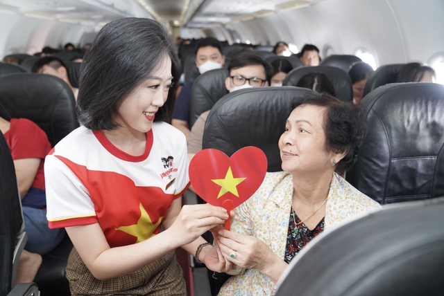 Rực rỡ cờ đỏ sao vàng mừng kỷ niệm Quốc khánh 2.9 trên các chuyến bay Vietjet- Ảnh 6.