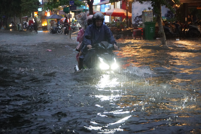 Vì sao TP.HCM và Nam bộ bất ngờ mưa lớn, ngập sâu?- Ảnh 1.