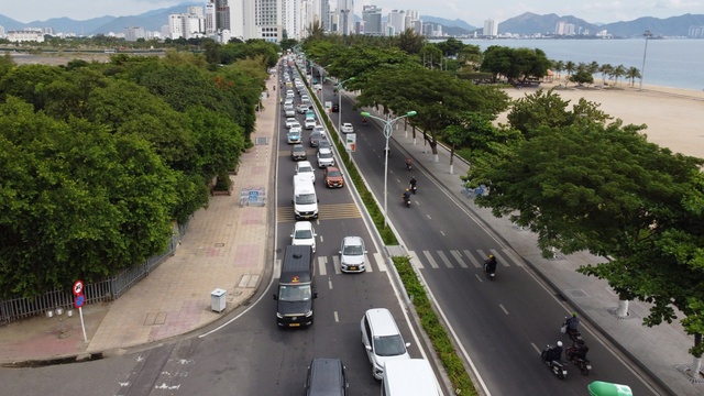 Ùn tắc kéo dài trên đường biển Nha Trang- Ảnh 5.