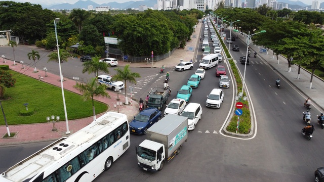 Ùn tắc kéo dài trên đường biển Nha Trang- Ảnh 2.