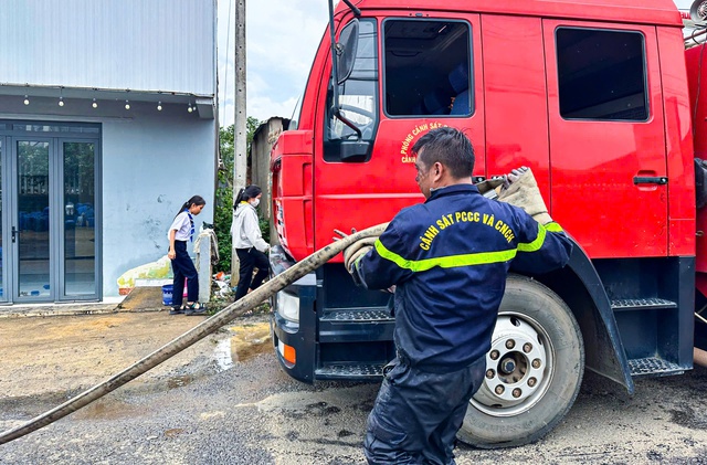 Lâm Đồng huy động hơn 100 người chữa cháy kho chứa dầu nhớt- Ảnh 4.