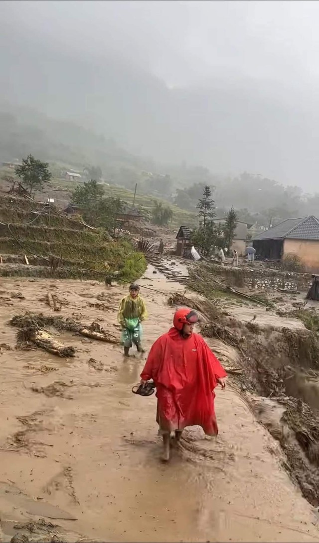 Mắc kẹt trong lũ lụt, giữ an toàn cho mình thế nào: Những điều đơn giản dễ nhớ- Ảnh 1.