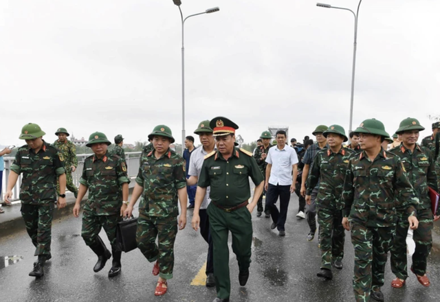 Quân đội sẽ lắp cầu phao gần cầu Phong Châu - Ảnh 1.