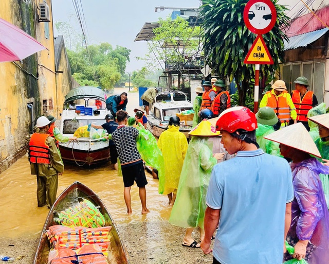 Xuyên đêm vượt lũ đi cứu giúp bà con ở Thái Nguyên: 'Xót lắm, đồng bào mình...'- Ảnh 1.