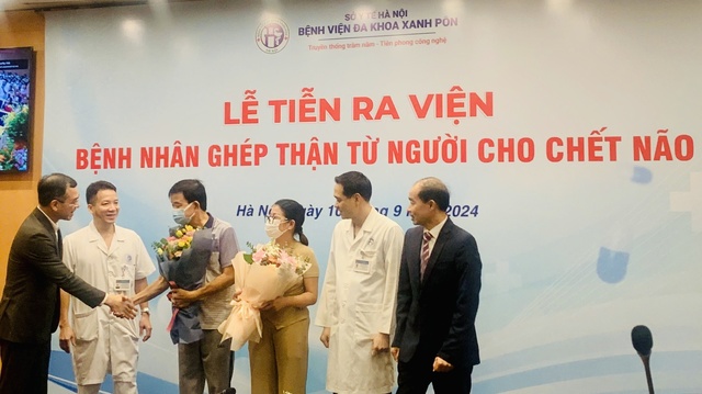 'Cái bắt tay cảm nhận được sự hồi sinh sau ghép thận'- Ảnh 1.