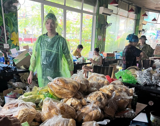 Xuyên đêm vượt lũ đi cứu giúp bà con ở Thái Nguyên: 'Xót lắm, đồng bào mình...'- Ảnh 2.