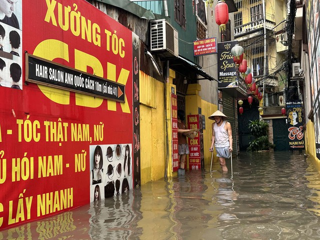 Hà Nội ngập nặng, người dân đi làm phải bất lực quay về- Ảnh 1.