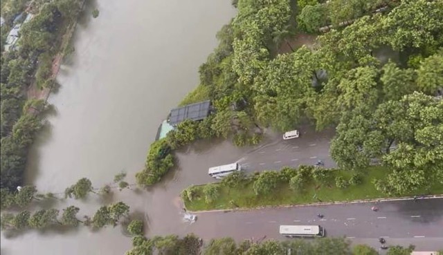 Hà Nội ngập nặng, người dân đi làm phải bất lực quay về- Ảnh 8.