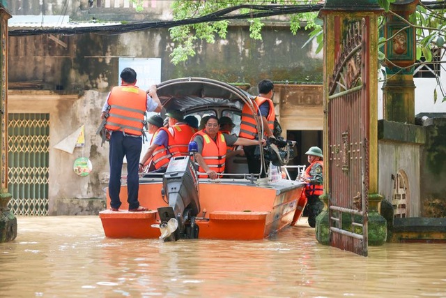 Thủ tướng: Nghiên cứu sử dụng 'đường không', bằng mọi cách tiếp tế cho dân- Ảnh 2.