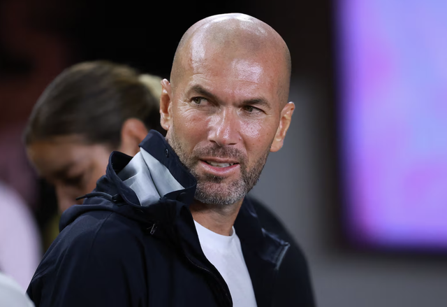 Zidane tiết lộ lý do không thể thay HLV Ten Hag ở M.U: Tiếng Anh của tôi…- Ảnh 1.