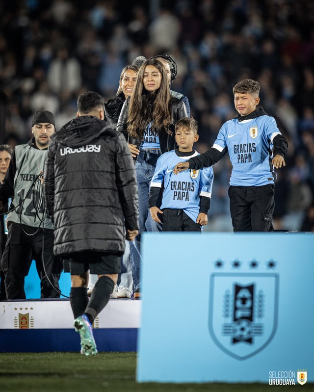 Latest image of Messi and Suarez reveals reason for leaving Uruguay team - Photo 2.