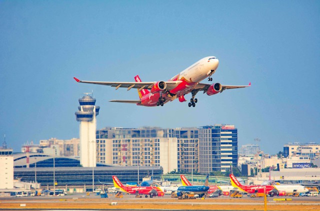 Vietjet ủng hộ đồng bào tại các vùng bị thiệt hại do bão lũ- Ảnh 1.