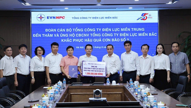 Bí thư Đảng ủy, Chủ tịch HĐTV EVNCPC Nguyễn Thanh (thứ 5 từ phải sang) trao 1,5 tỉ đồng hỗ trợ EVNNPC