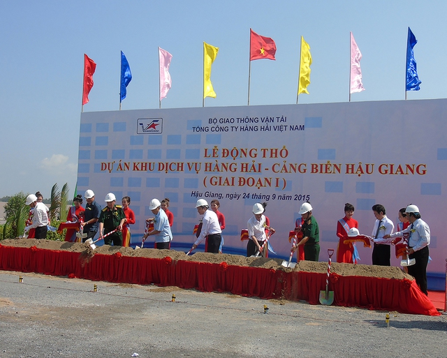 Lãnh đạo các cấp tham gia khởi công dự án  Ảnh: Quang Minh Nhật