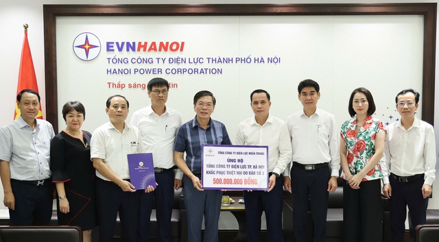 Lãnh đạo EVNCPC trao 500 triệu đồng hỗ trợ EVNHANOI khắc phục hậu quả bão số 3.