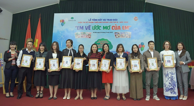 Ban tổ chức trao giải tập thể cho các trường học có nhiều tranh dự thi đạt chất lượng cao