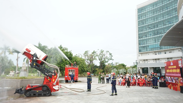 Ước mơ làm lính cứu hỏa của những bệnh nhi ung thư- Ảnh 4.