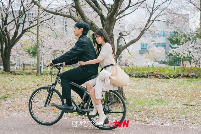 Phim 'Chuyện tình nhà bên' có Jung Hae In gây tranh cãi- Ảnh 3.