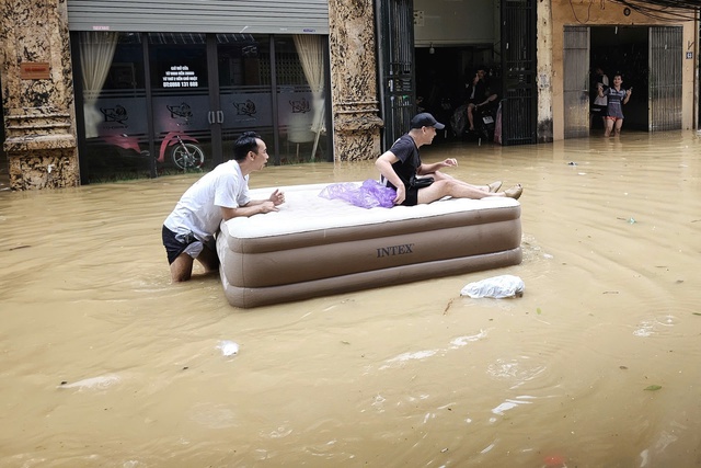 Lũ lụt đến quá nhanh: Cách nào sinh tồn trong những ngày chờ cứu hộ đến?- Ảnh 2.