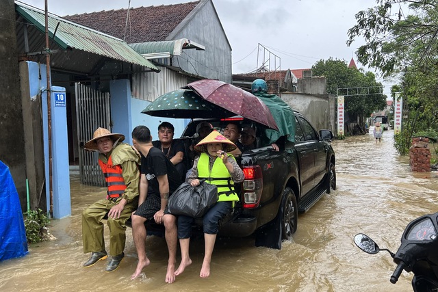 Lũ sông Hồng ở Hà Nội bắt đầu rút- Ảnh 2.