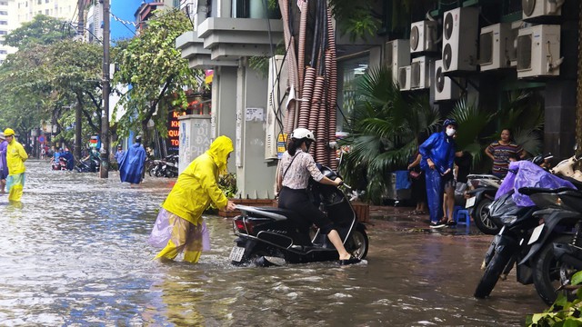 Mưa lớn diện rộng, Hà Nội cảnh báo hàng loạt điểm ngập úng- Ảnh 2.