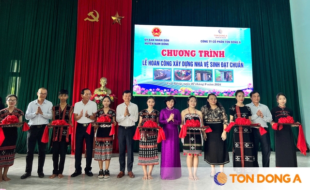 Các đại biểu cắt băng khánh thành công trình xây dựng nhà vệ sinh đạt chuẩn tại H.Nam Đông