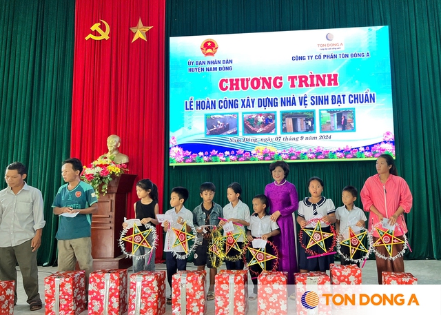 Bà Nguyễn Thị Ngọc Quỳnh - Thành viên HĐQT Công ty CP Tôn Đông Á trao tặng học bổng cho các em học sinh có hoàn cảnh khó khăn tại H. Nam Đông