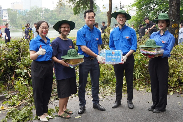 13.000 thanh niên Hà Nội chung tay thu dọn cây xanh gãy đổ do bão số 3- Ảnh 3.