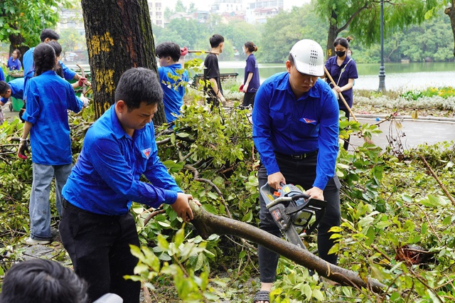 13.000 thanh niên Hà Nội chung tay thu dọn cây xanh gãy đổ do bão số 3- Ảnh 1.