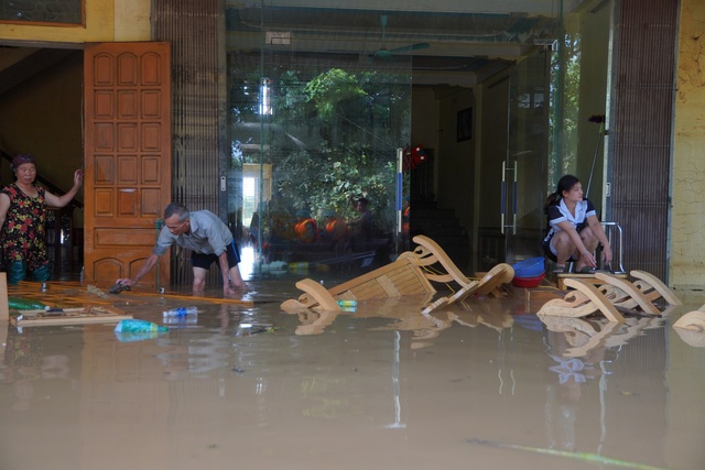 Tranh thủ nước rút tới đâu, người dân tranh thu dọn dẹp nhà cửa tới đó. Nhiều đồ dùng, vật dụng bị ngâm trong nước đã hư hỏng phải vứt bỏ.