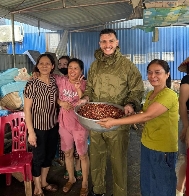 Chàng Tây tất bật kiếm củi, nấu cơm hỗ trợ bà con vùng lũ miền Bắc- Ảnh 2.