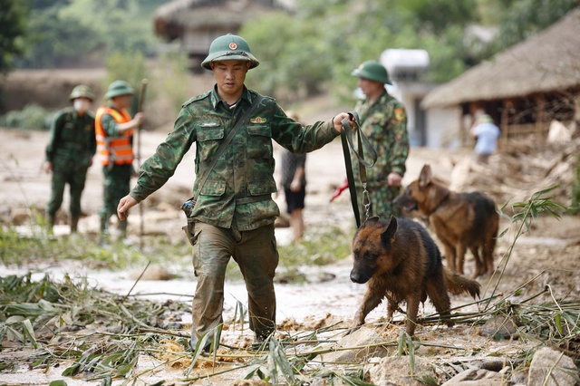 Những chiến sĩ áo xanh dầm mình trong bùn cứu nạn ở Làng Nủ- Ảnh 6.