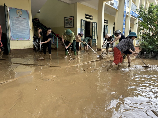 Trường lớp tan hoang, thầy cô dốc sức dọn dẹp đón học sinh- Ảnh 4.