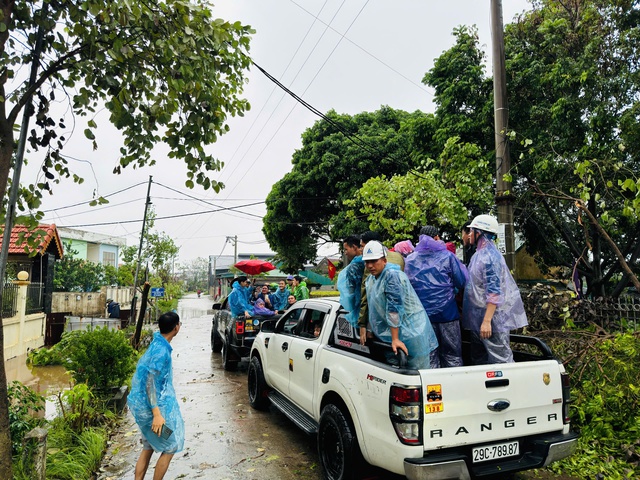 Thanh niên Hà Nội thâu đêm phòng chống lũ- Ảnh 2.