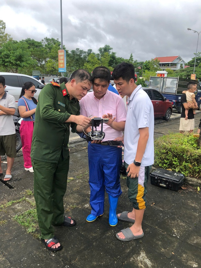 Giám đốc, nhân viên dùng 'máy bay' không người lái mini mang thức ăn tận tay bà con bị kẹt trong lũ- Ảnh 4.