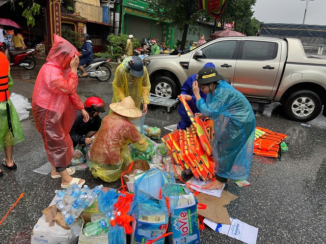 Giám đốc, nhân viên dùng 'máy bay' không người lái mini mang thức ăn tận tay bà con bị kẹt trong lũ- Ảnh 3.