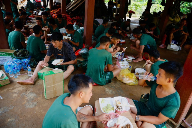 Những chiến sĩ áo xanh dầm mình trong bùn cứu nạn ở Làng Nủ- Ảnh 11.