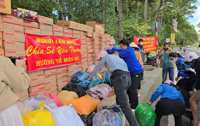 Người Đà Lạt chung tay chế biến thực phẩm, gửi hàng hóa giúp miền Bắc- Ảnh 11.