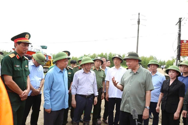 Tổng Bí thư, Chủ tịch nước kiểm tra công tác khắc phục hậu quả bão số 3 ở Tuyên Quang- Ảnh 1.