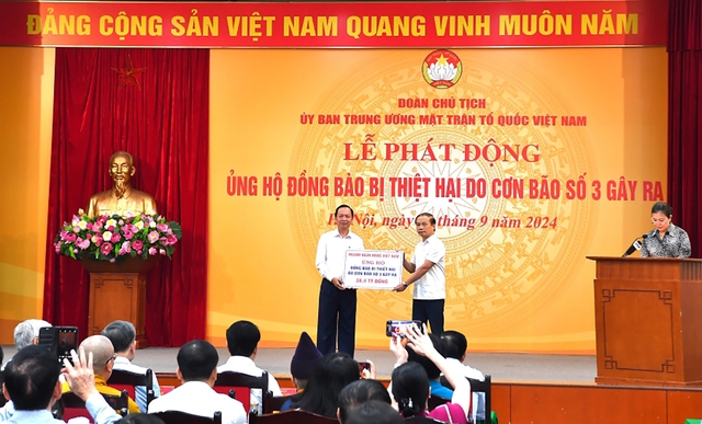 (1) Đại diện ngành ngân hàng, đồng chí Đào Minh Tú - Phó Thống đốc Thường trực NHNN, Chủ tịch Công đoàn Ngân hàng Việt Nam trao số tiền 38,4 tỉ đồng tại lễ phát động của UBTW MTTQ Việt Nam để ủng hộ đồng bào bị thiệt hại do bão số 3