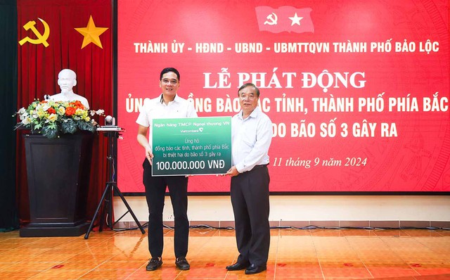 Vietcombank Bảo Lộc ủng hộ đồng bào các tỉnh thành phía Bắc