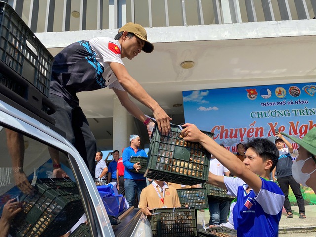 Chuyến xe nghĩa tình của người trẻ Đà Nẵng lăn bánh về vùng bão lũ- Ảnh 3.