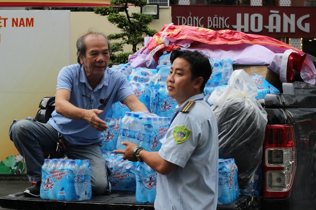 Các tình nguyện viên hỗ trợ chuyển hàng hóa lên xe